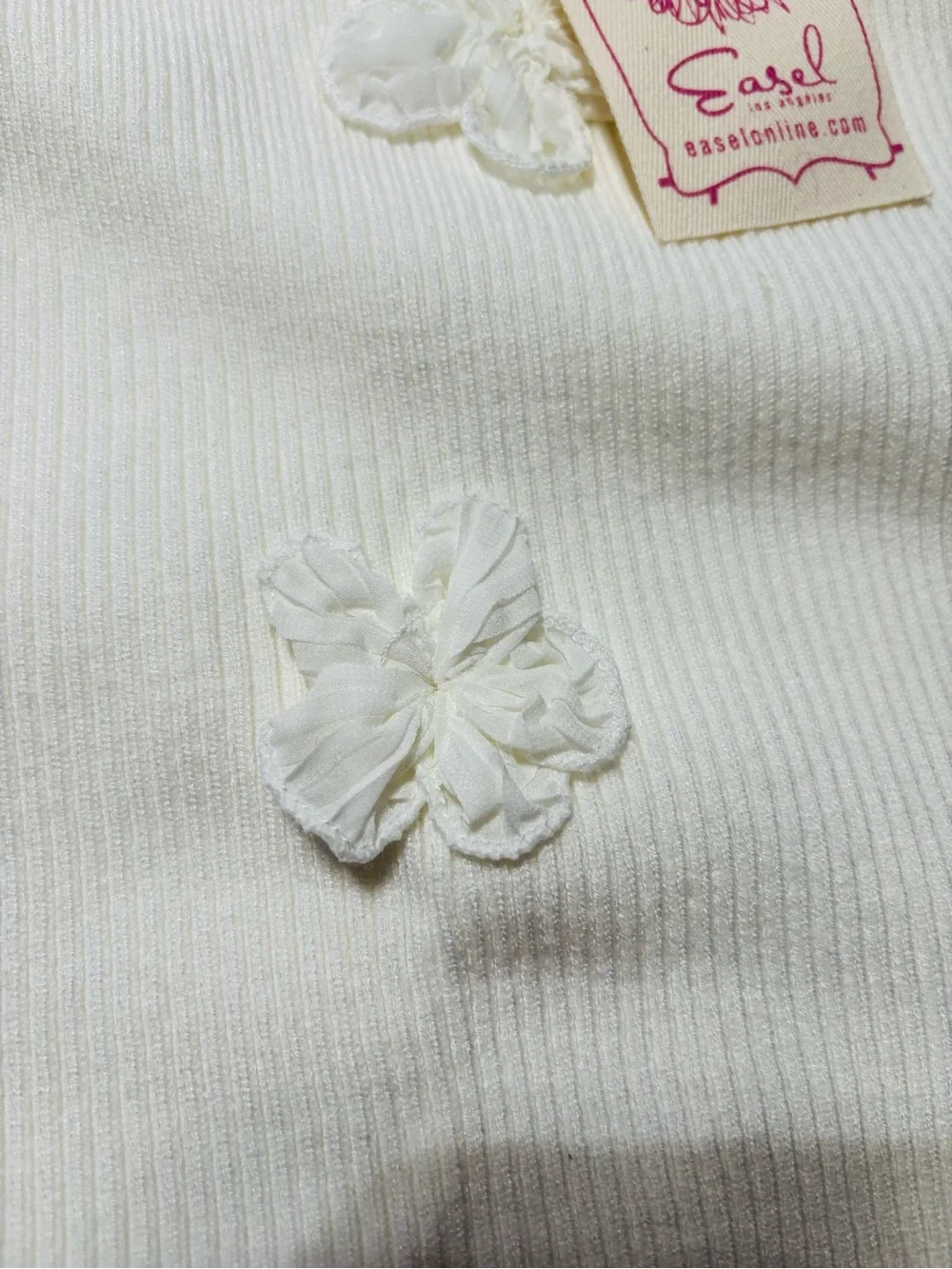 🌴🌴🌴easel White Ribbed Knit Tank with 3D Floral Appliqués - Picture 4 of 5